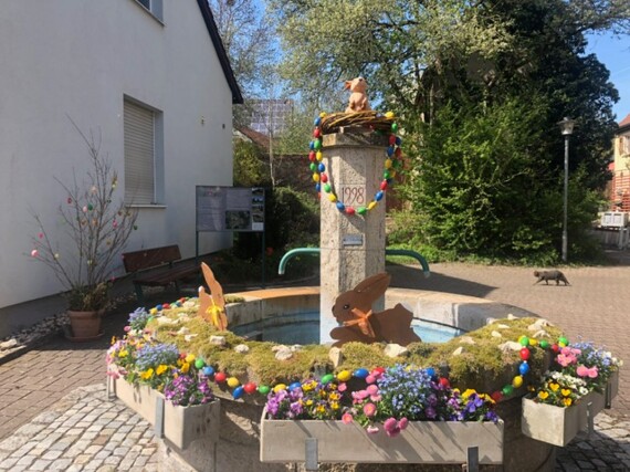 Österlich geschmückter Dorfbrunnen