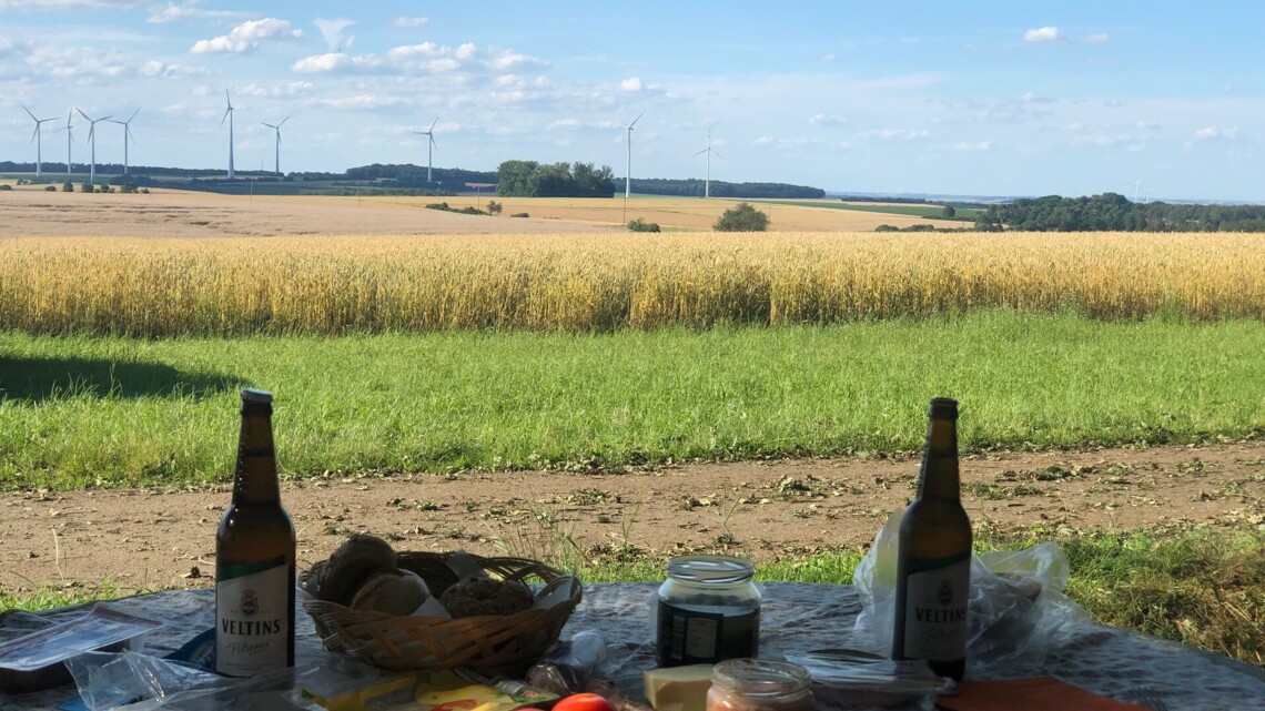 Gedeckter Vespertisch mit zwei Bierflaschen im freier Natur.